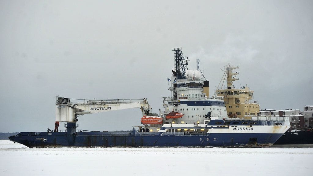 Monitoimimurtaja MTM Nordica ja jäänmurtaja Urho Katajanokan laiturissa Helsingissä 27. joulukuuta 2010. Murtajat eivät liity uutiseen.