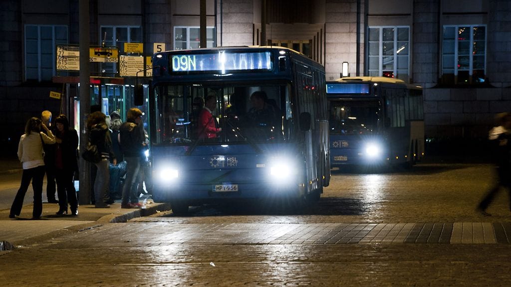 Ihmisiä nousemassa bussiin Rautatientorilla Helsingissä aamuyöllä. Kuvan ihmiset ja linja-auto eivät liity juttuun. Lehtikuva