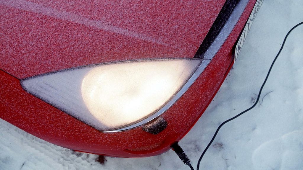 Moottorin esilämmitys vähentää päästöjä ja polttoaineen kulutusta sekä moottorin kulumista.