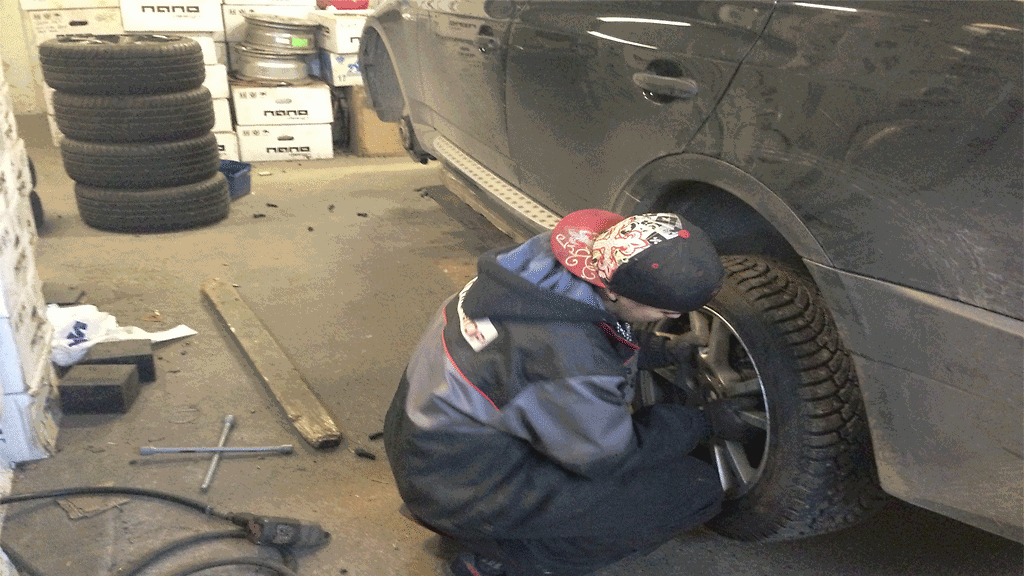 Auton renkaita vaihdetaan rengasliikkeessä.