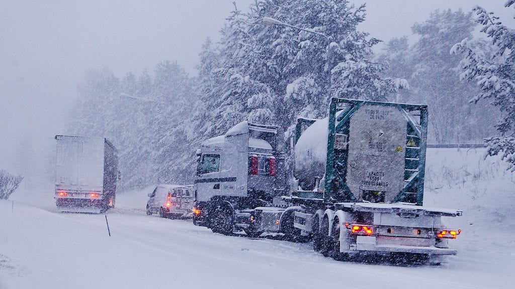 Ajokeli huononee etelässä paikoin erittäin huonoksi perjantaina. Arkistokuva