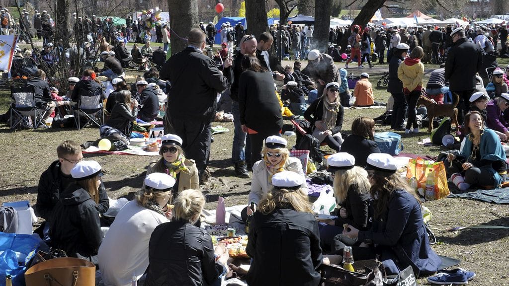 Vappupäiväksi ennustetaan aurinkoa maan etelä- ja länsiosaan. Ihmisiä vappupiknikillä Helsingin Kaivopuistossa 1. toukokuuta 2012.