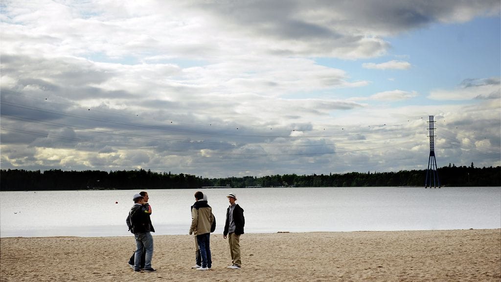 Koulut päättyivät monin paikoin viileässä, tuulisessa ja sateisessa säässä. Hietaniemen uimaranta oli hiljainen alkuillasta 2. kesäkuuta 2012.