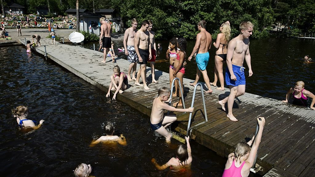 Sää on nyt lämmintä ja kosteaa. Vantaan Kuusijärvellä nautittiin lämpimästä säästä 23. kesäkuuta 2013.