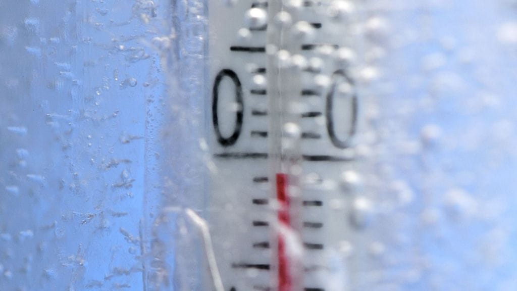 Yöllä lämpötila voi laskea jopa pakkasen puolelle. Perjantain vastaisena yönä tiedossa on myös lumi- ja räntäsadetta.