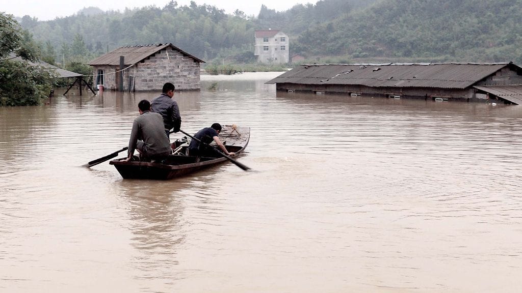 Rankkojen sateiden aiheuttamat tulvat valtasivat kylän keskisessä Kiinassa 13. toukokuuta 2012.