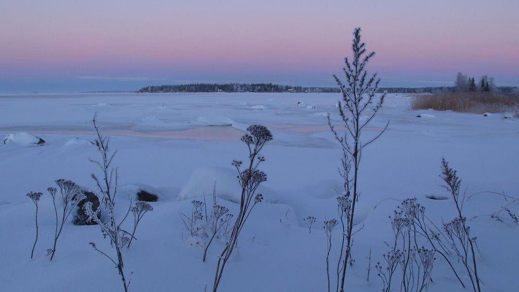 Viranomaisten mukaan moottorikelkan voisi jo jättää talliin. Lukijan kuva: Matti Hietala