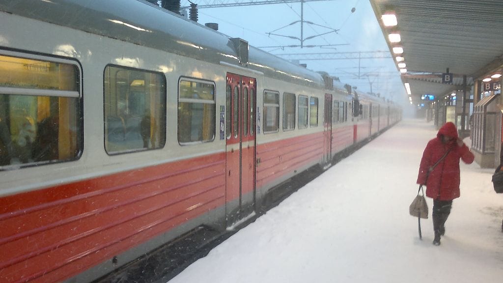 Liikenteen pitäisi jo tänään sujua niin raiteilla kuin maantielläkin. Antti-myrsky on yön aikana heikentynyt.