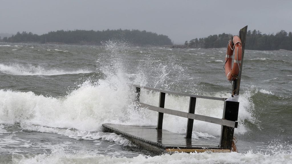 Aallot ovat olleet tänään korkeita Suomenlahdella. Tämä kuva on Helsingin Lauttasaaren Ryssänkärjestä 14. syyskuuta 2011.