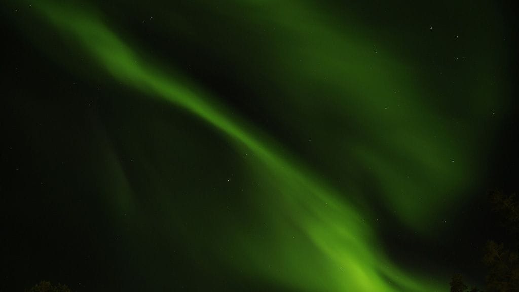 Revontulien kuvaamiseen tarvitaan pitkävalotusaika ja suuri aukko. Automaattiasetuksilla näitä kuvia ei oteta.