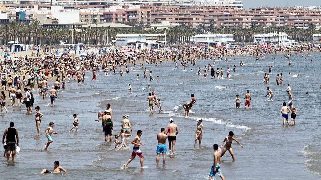 Suomalaismatkailijat voivat hakea superhelteeltä suojaa viettämällä kuumimpaan aikaan siestaa tai hakeutumalla rannikoille.