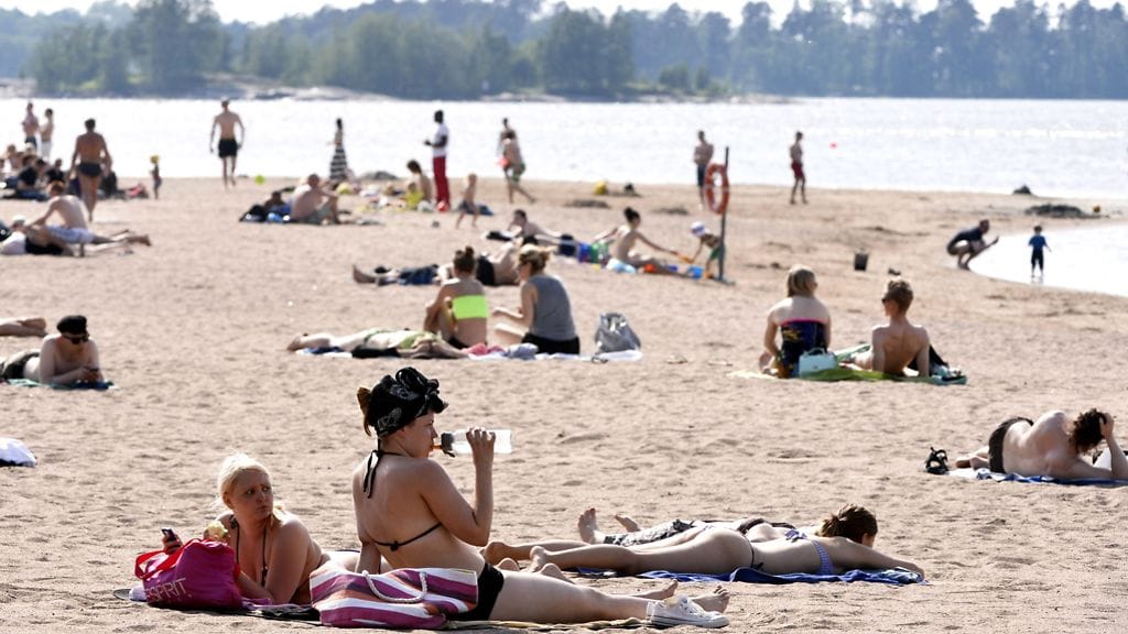 Auringonpalvojia nauttimassa kesäsäästä Hietaniemen uimarannalla Helsingissä 1. kesäkuuta 2013. Tänä kesänä tällaiset päivät ovat olleet tiukassa.