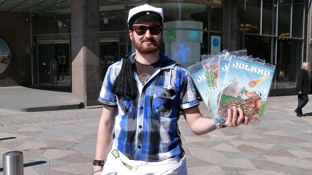 Joonas myi Julkkuja kevätauringon paisteessa.