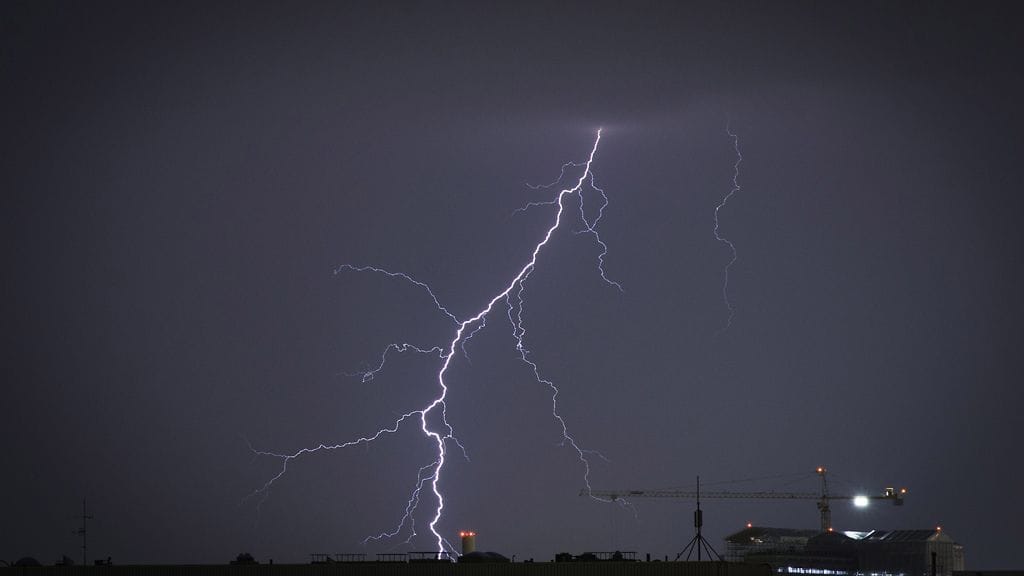 Salamat iskivät Etu-Töölössä Helsingissä aamuyöllä 30. heinäkuuta 2012.