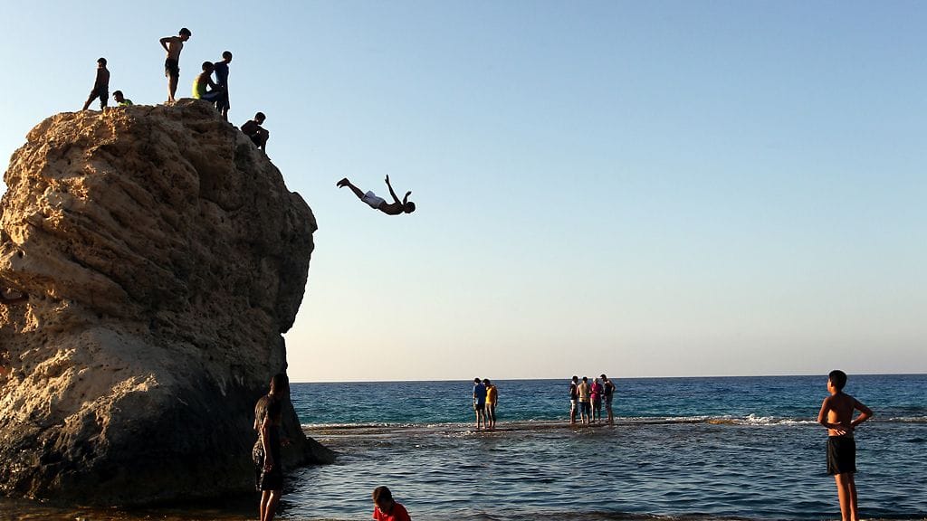 Egyptiläisiä sukeltelemassa Välimeren rannalla.