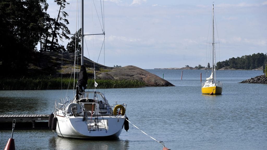 Veneen pohjat maalataan tyypillisesti keväisin, jolloin luonto on herkimmillään. Veneet voivat olla paikoillaan satamissa pitkiäkin aikoja aiheuttaen pistepäästöjä.