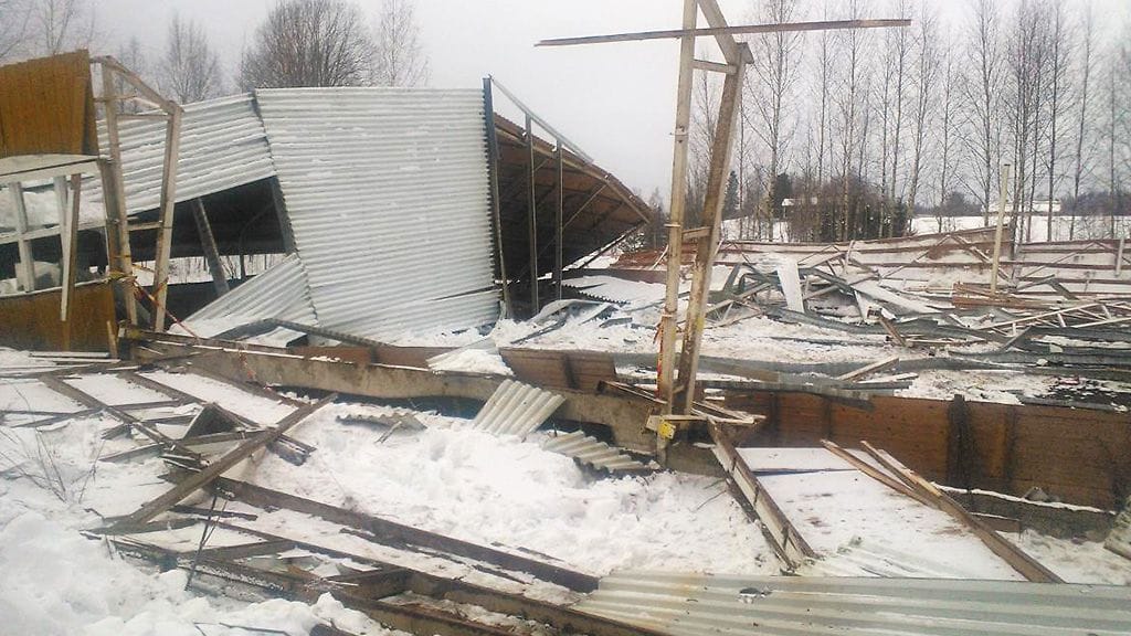 Laajarunkoisten hallien turvallisuus pitää nyt lain mukaan arvioida. Kuva Laukaan maneesiturmasta, jossa kuoli pikkutyttö ja loukkaantui neljä muuta ihmistä.