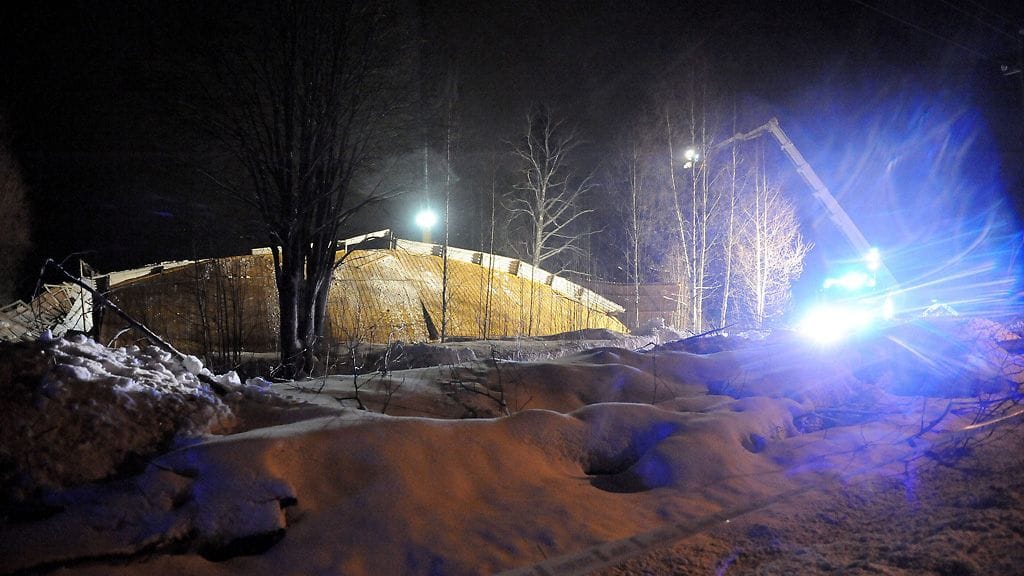 Laukaassa uonna 2003 tapahtunut maneesiturma johti lakiin, joka velvoittaa arvioimaan laajarunkoisten hallien rakenneturvallisuutta. Kuva Laukaan maneesiturmasta.