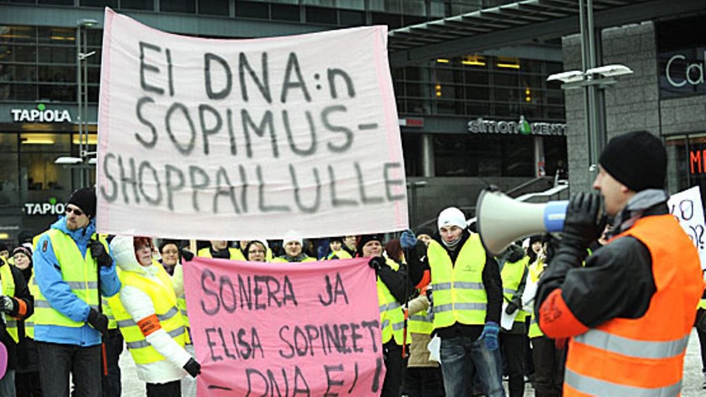 Lakkoilevat DNA:n toimihenkilöt osoittivat mieltään DNA:n työehtoja vastaan Helsingin Narinkkatorilla tiistaina 19.1.2010, megafoniin huutamassa DNA:n pääluottamusmies Mika Oja (oik). (LEHTIKUVA)