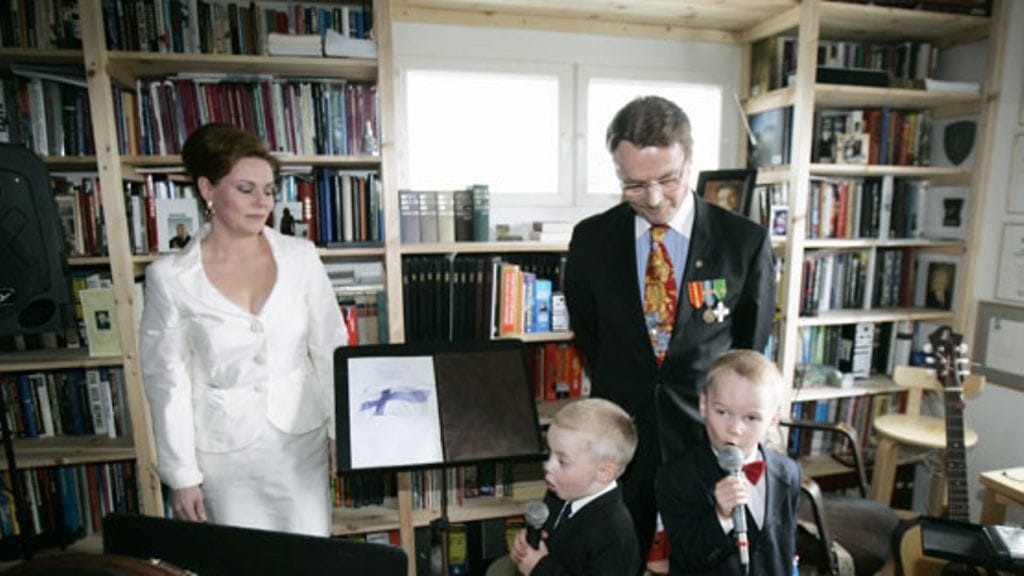 Mikkosten perhe Timo T.A. Mikkosen 60-vuotispäivillä vuonna 2007.