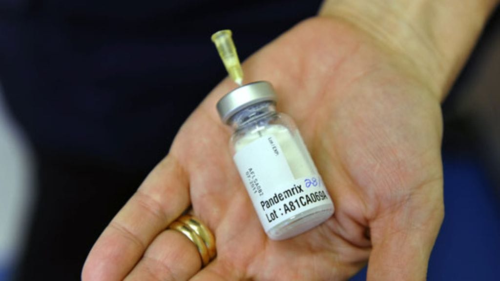Kymmenen annoksen H1N1 rokoteampulli Espoon keskuksen neuvolassa 28. lokakuuta 2009. (Lehtikuva)