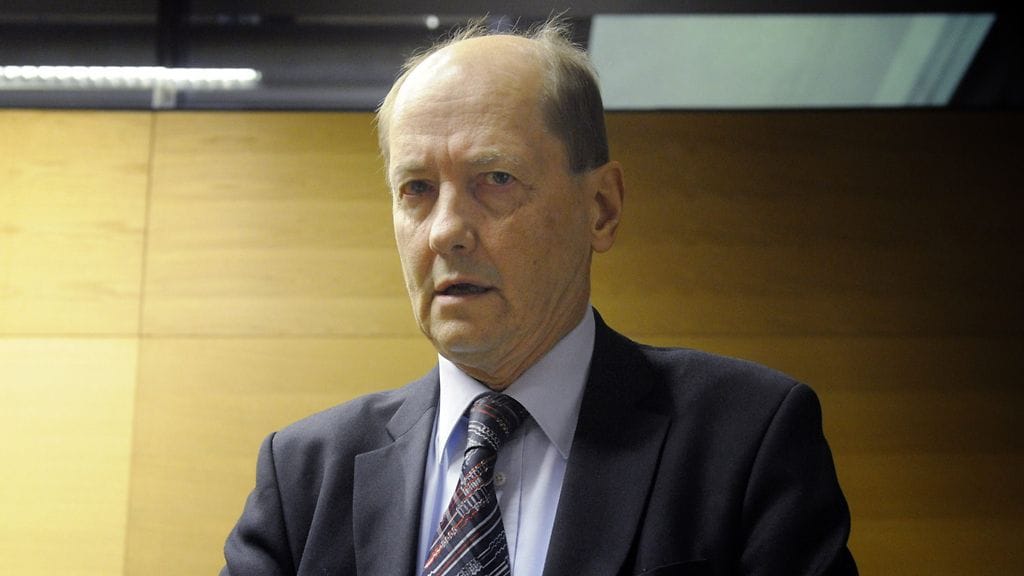 Patentti- ja rekisterihallituksen entinen pääjohtaja Martti Enäjärvi Helsingin käräjäoikeudessa keskiviikkona 26. lokakuuta 2011.