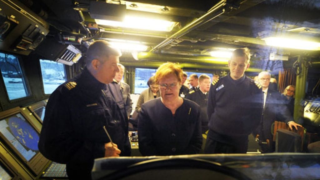 Kapteeniluutnantti Lauri Nikkinen, presidentti Tarja Halonen ja laivan päällikkö, komentajakapteeni Mika Raunu tarkastivat miinalaiva Pohjanmaan tulevan reitin Upinniemessä.