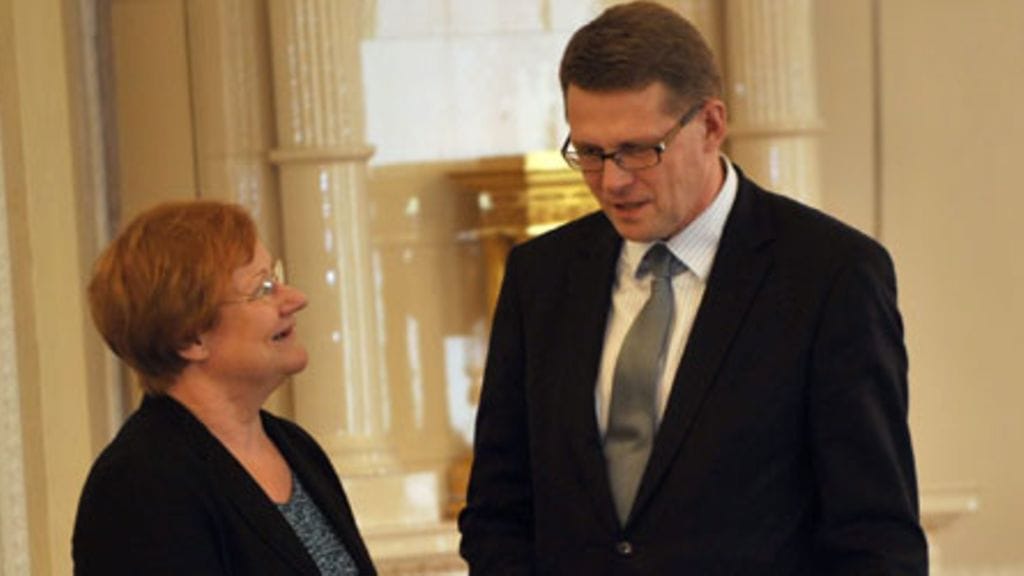 Presidentti Tarja Halonen ja väistyvä pääministeri Matti Vanhanen presidentin esittelyssä valtioneuvoston linnassa Helsingissä 22. kesäkuuta 2010. Presidentti Halonen myönsi vanhalle hallitukselle eron ja nimitti uuden hallituksen. (Lehtikuva)