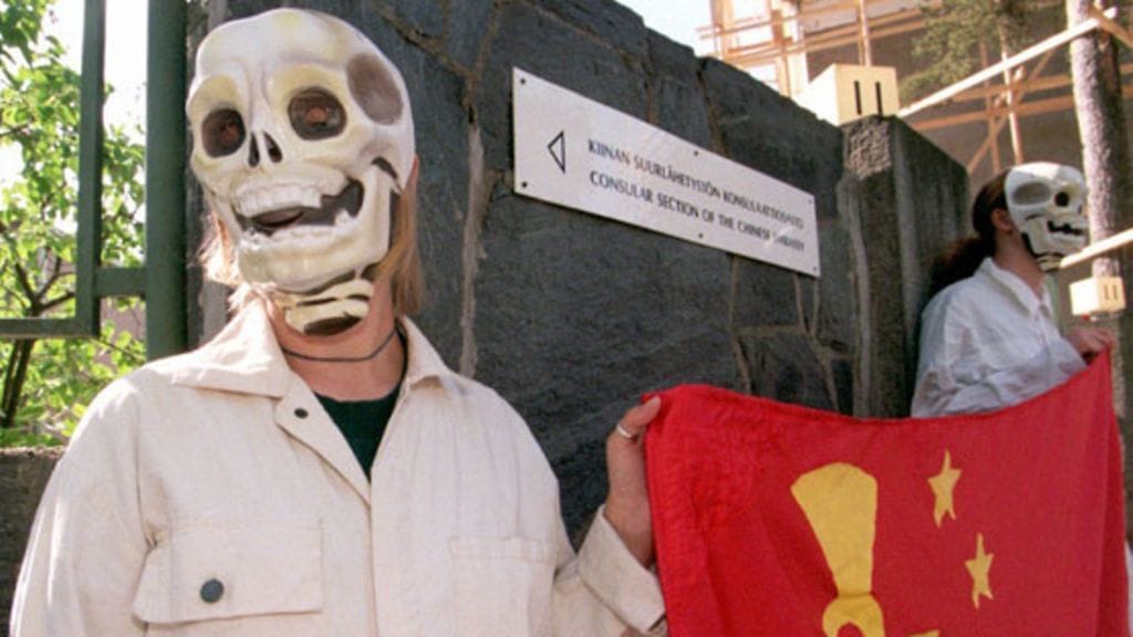 Ympäristöjärjestö Greenpeacen mielenosoitus Kiinan ydinkokeita vastaan Kiinan suurlähetystön edessä Helsingin Kulosaaressa vuonna 1996. (Lehtikuva)