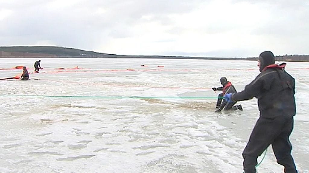 Kainuun pelastuslaitoksen mukaan öljy on pysynyt puomien sisäpuolella.