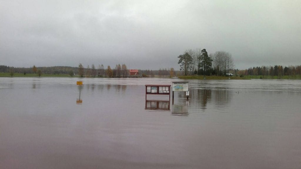 Tulviva Kyrönjoki laskee Pitkämön tekojärveen.