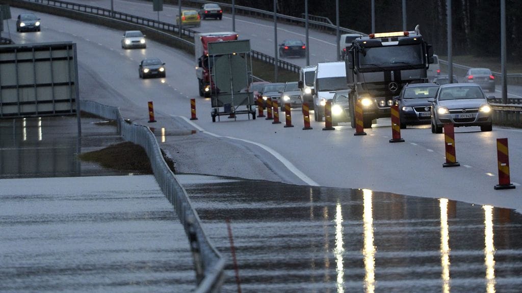 Onnettomuus sattui hieman ennen kello viittä iltapäivällä. Mahdollisista henkilövahingoista ei vielä tiedetä.