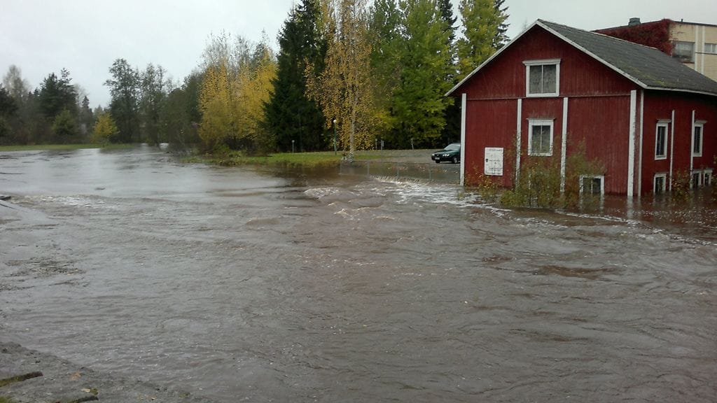 Vesi tulvi tielle Kauhajoella muun muassa uimahallin ja kotitalousoppilaitoksen kohdalla.