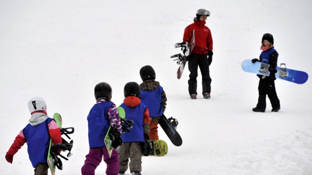 Nuoria lumilautailijoita Peuramaan laskettelukohteessa Kirkkonummella sunnuntaina 15. tammikuuta 2012.