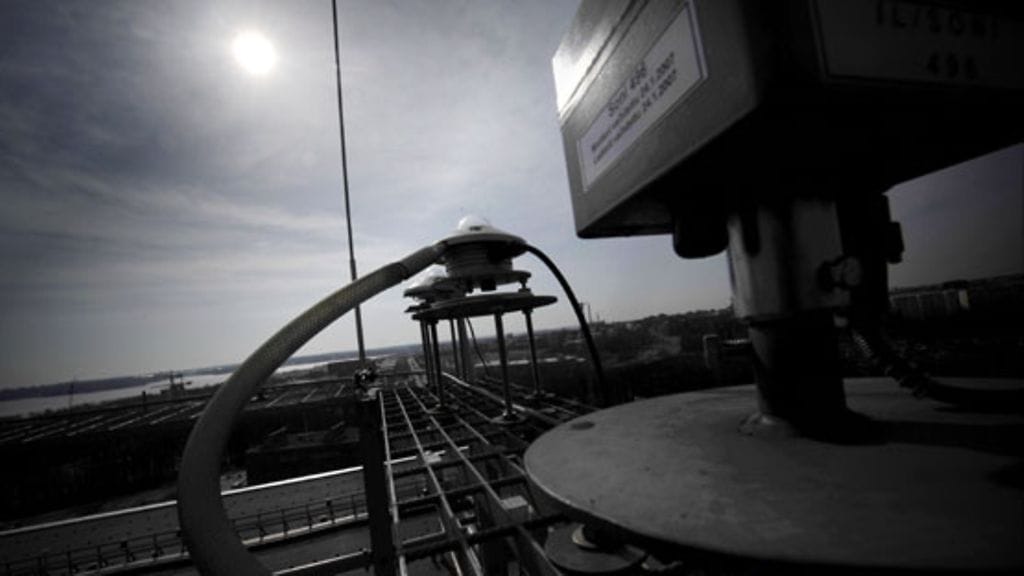 Auringon kokonaissäteilymittari, UV-säitelymittari ja auringonpaistemittari ilmatieteenlaitoksen katolla 28. huhtikuuta 2009. Kuva: Lehtikuva