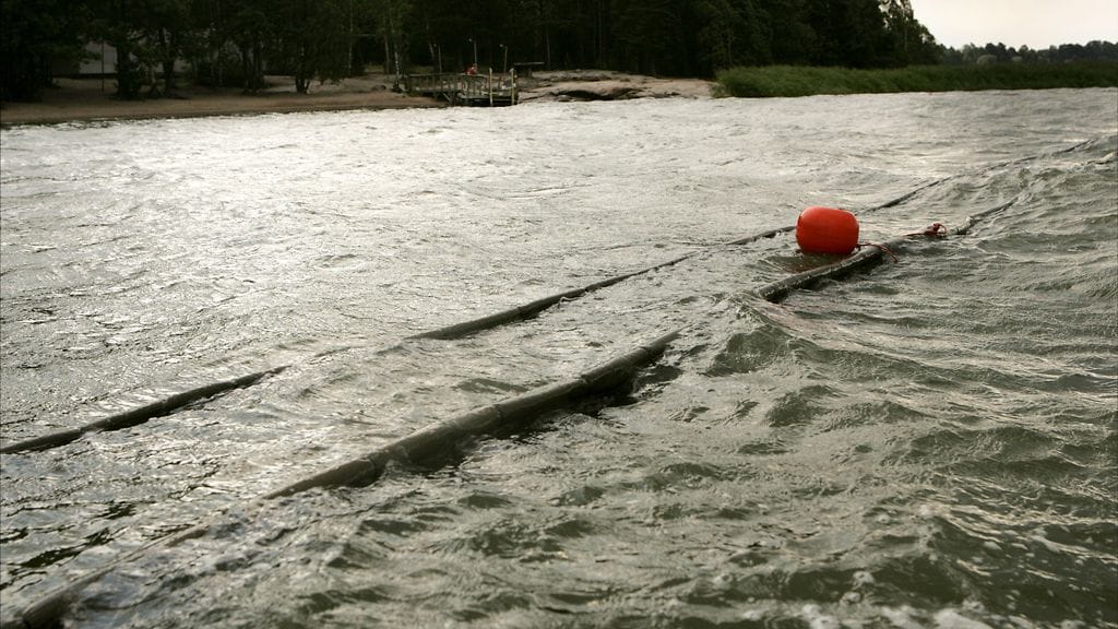 Arkistokuva Munkkiniemen uimarannasta sinileväpuomeineen.