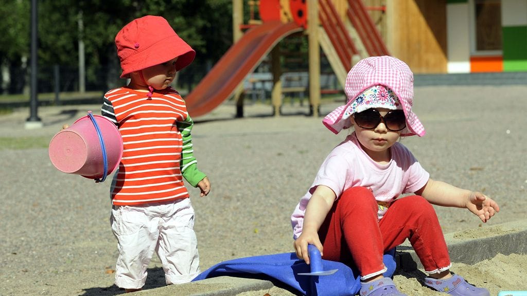 Päivähoito-oikeutta ei pitäisi rajoittaa, katsoo lapsiasiavaltuutettu.