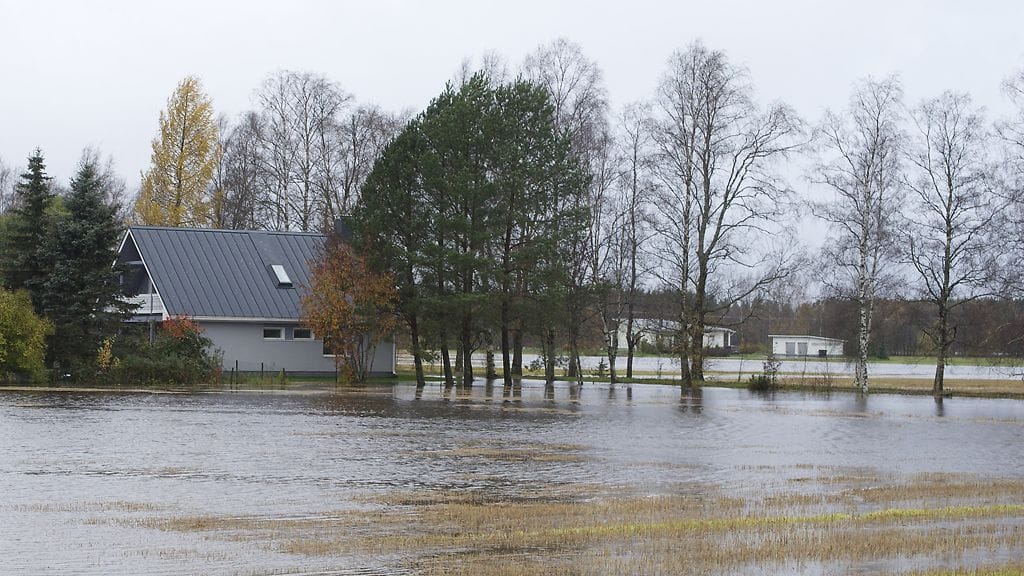 Ilmajoen Tuomikylässä useita taloja jäi veden saartamaksi 6. lokakuuta 2012.