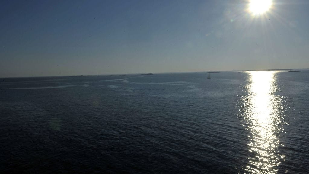 Aurinko paistaa merellä 9. kesäkuuta 2011.