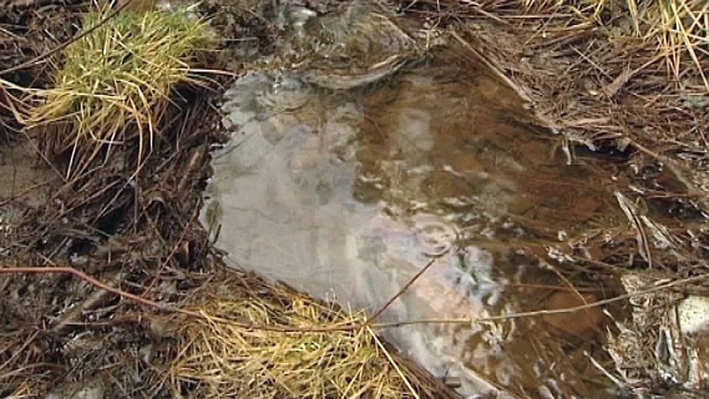 Kajaanissa taistellaan öljyvuotoa vastaan.