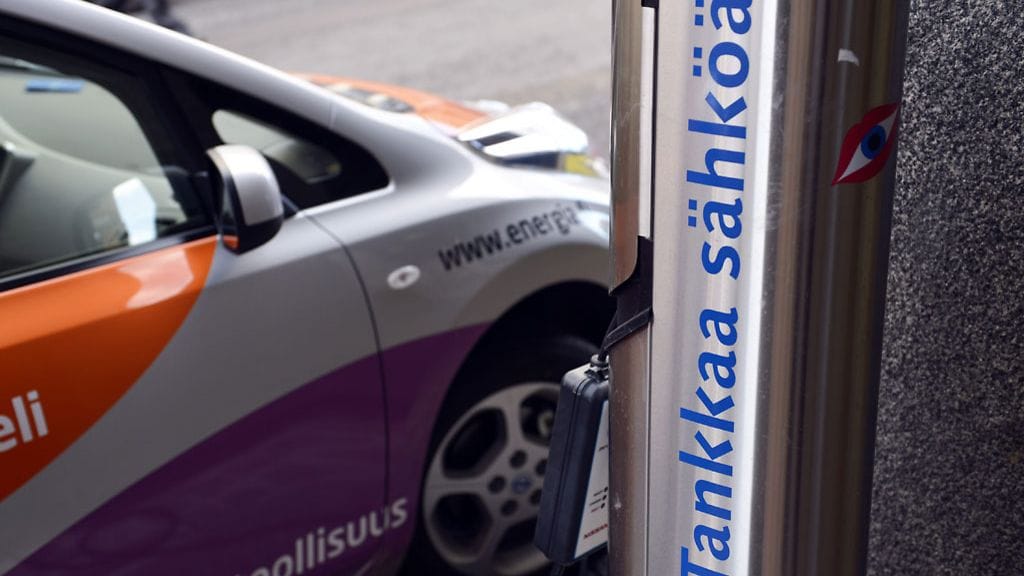 Sähköautot toimivat akuilla tai vedyllä.