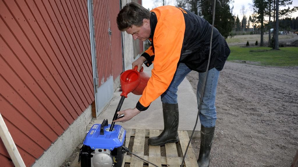 Pasi Laine laittoi polttoainetta aggregaattiin Salossa 28. joulukuuta 2011. Hän sai ostettua Somerolta viimeisen aggregaatin.