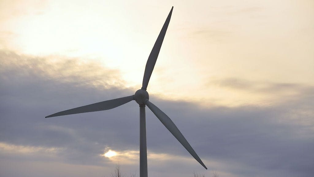 Gotlannissa palamaan syttynyt tuulivoimalan turbiini on pelastuslaitoksen ulottumattomissa. Kuvituskuva.