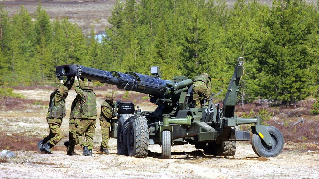 Sotilaat ampuvat kenttätykillä Suomen puolustusvoimien näytöksessä Rovajärvellä. Kuvituskuva.