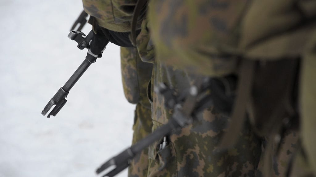 Puolustusvoimien mukaan rynnäkkökiväärin patruunapesään oli jäänyt paukkupatruuna. Arkistokuva.