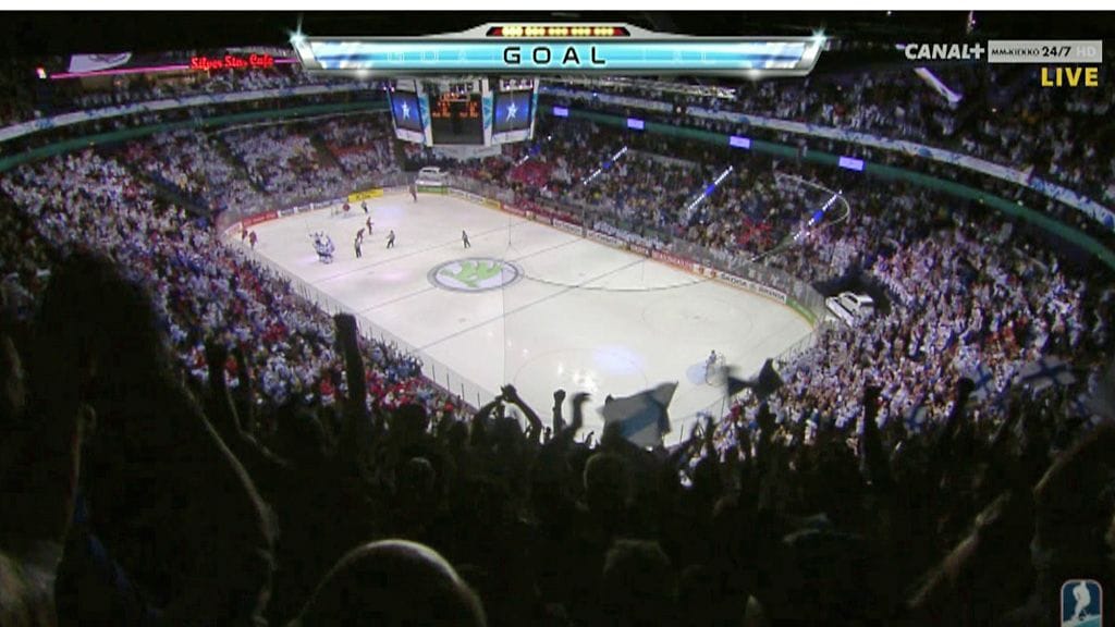Täpötäysi Areena todisti Leijonien avausmaalia.
