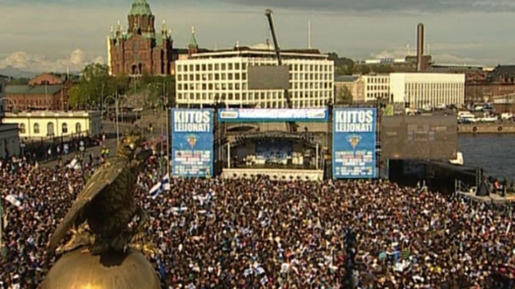 Kauppatori kello 18:30.