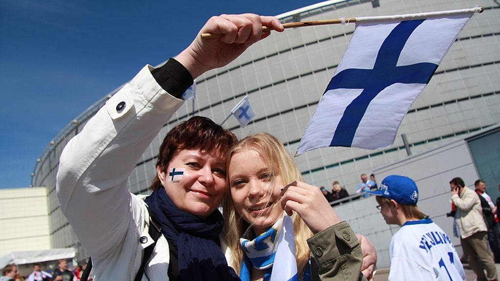 Helsinkiläiset Päivi ja Veronika tulivat kannustamaan leijonia.