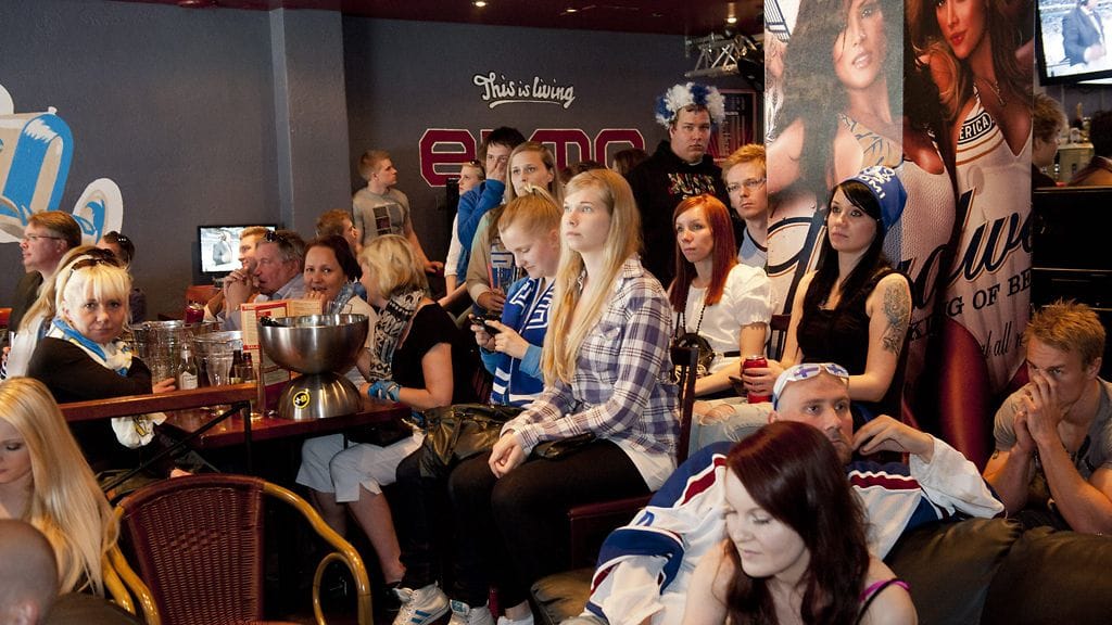 Pettyneitä Suomen jääkiekkojoukkueen faneja seuraamassa tappiollista jääkiekon MM-kisojen välieräottelua Venäjä-Suomi Elmo Sports -baarissa Helsingissä, 19. toukokuuta 2012.