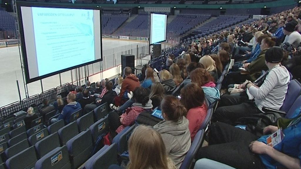 Jääkiekon MM-kilpailujen vapaaehtoiset koulutuksessa Hartwall Areenalla 28.huhtikuuta 2013.
